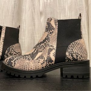Universal Thread - Snake Print Booties
